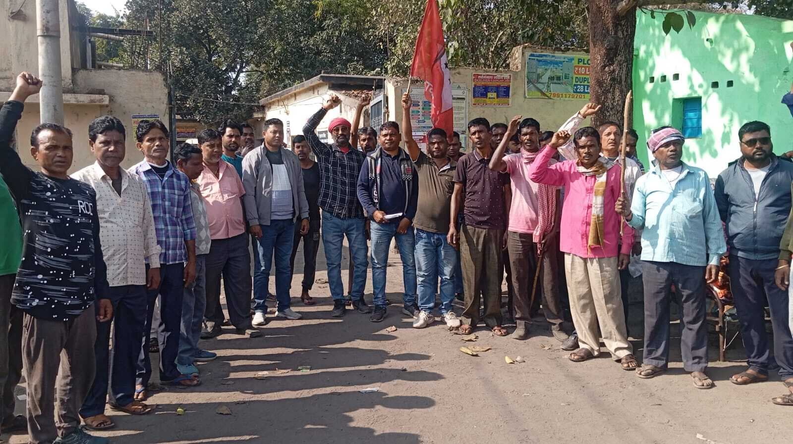 Dhanbad News: बकाये वेतन को लेकर मजदूरों ने किया प्रदर्शन