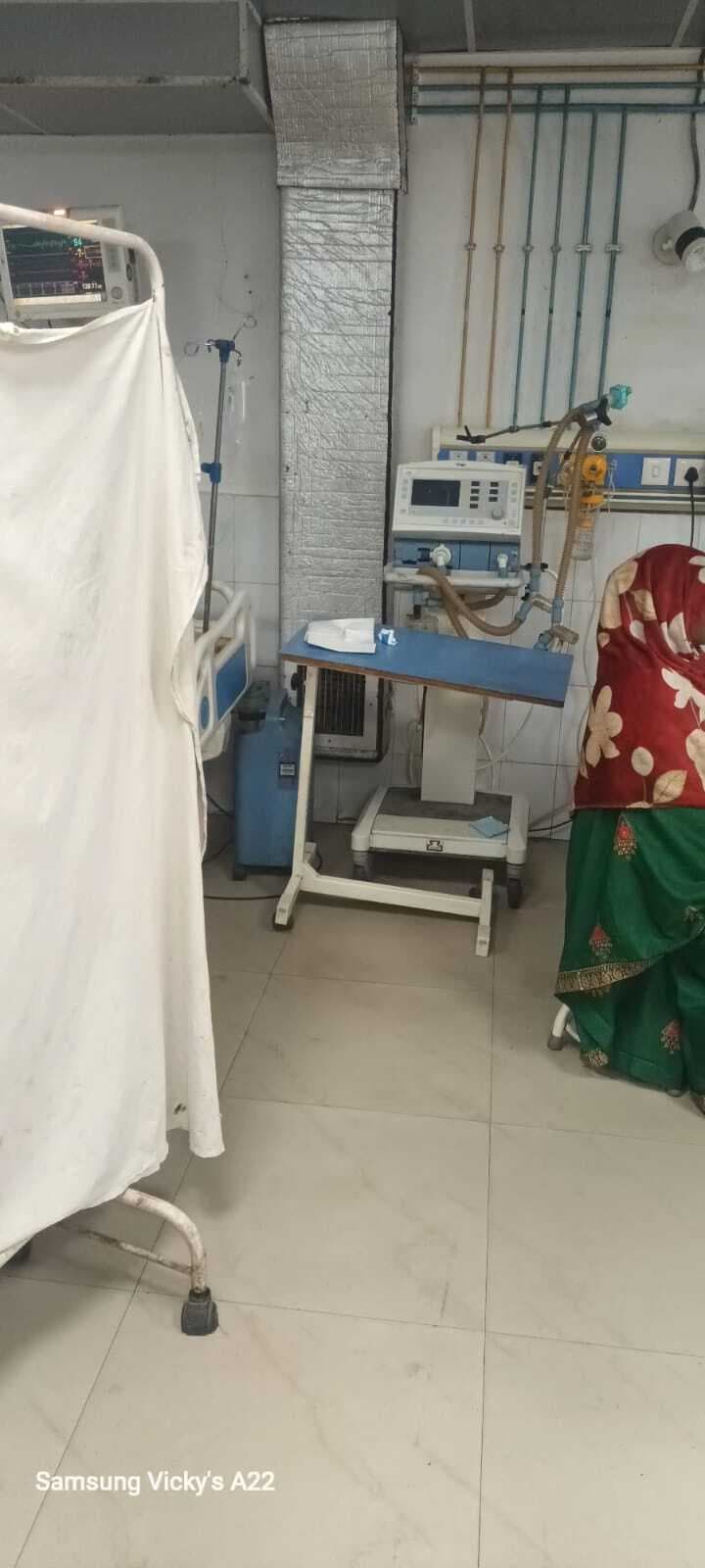 Dhanbad News : ऑक्सीजन रेगुलेटर के नहीं होने से धूल फांक रही एसआइसीयू में वेंटिलेटर मशीन