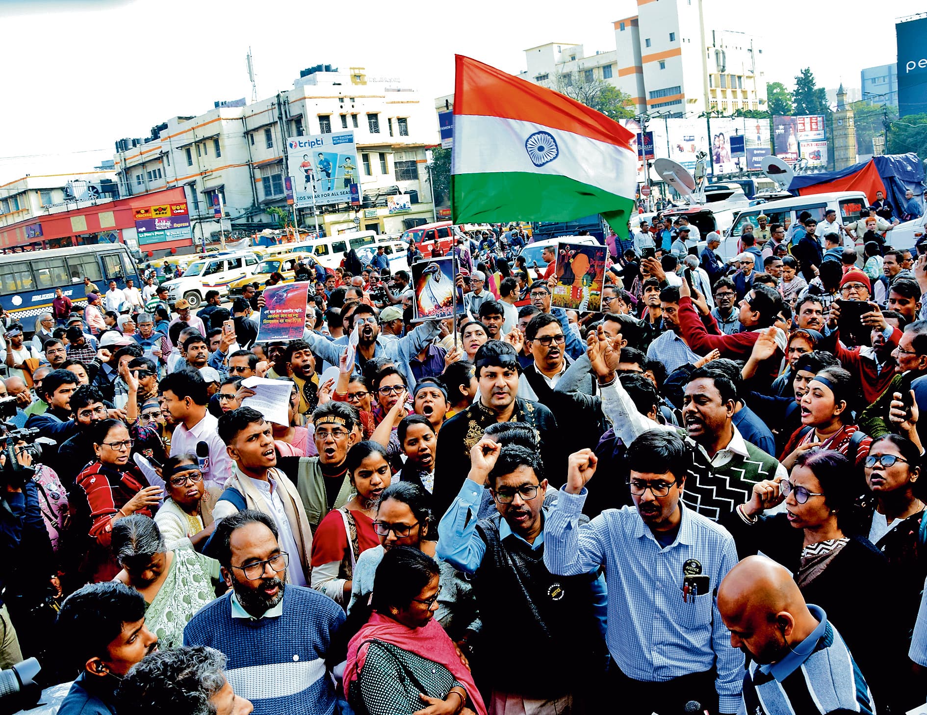 कोर्ट परिसर में संजय को लाते ही लगे ‘फांसी दो’ के नारे