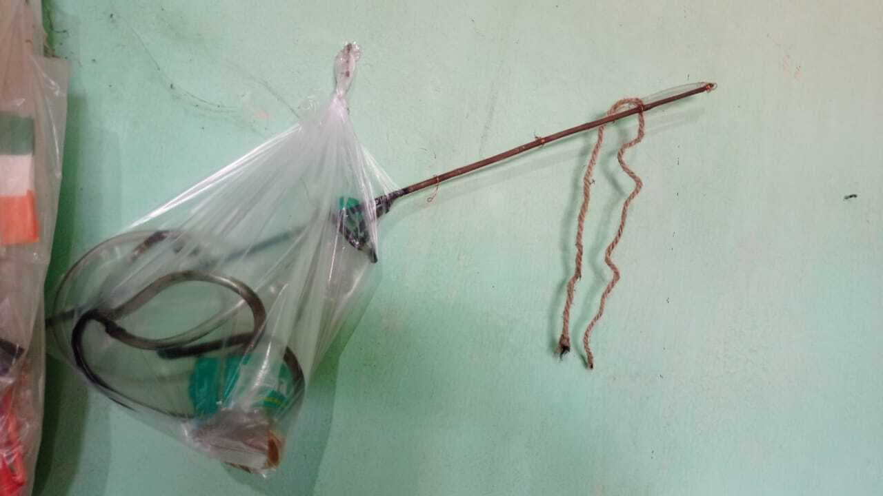 बदमाशों ने राशन दुकान में आग लगाने का किया प्रयास, सीसीटीवी में कैद