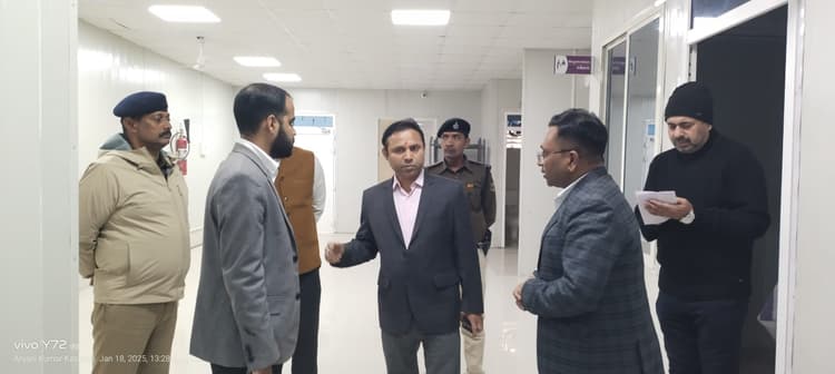 Bhagalpur news अस्पताल में मिलने वाली सुविधाओं की मरीजों से जिलाधिकारी ने ली जानकारी