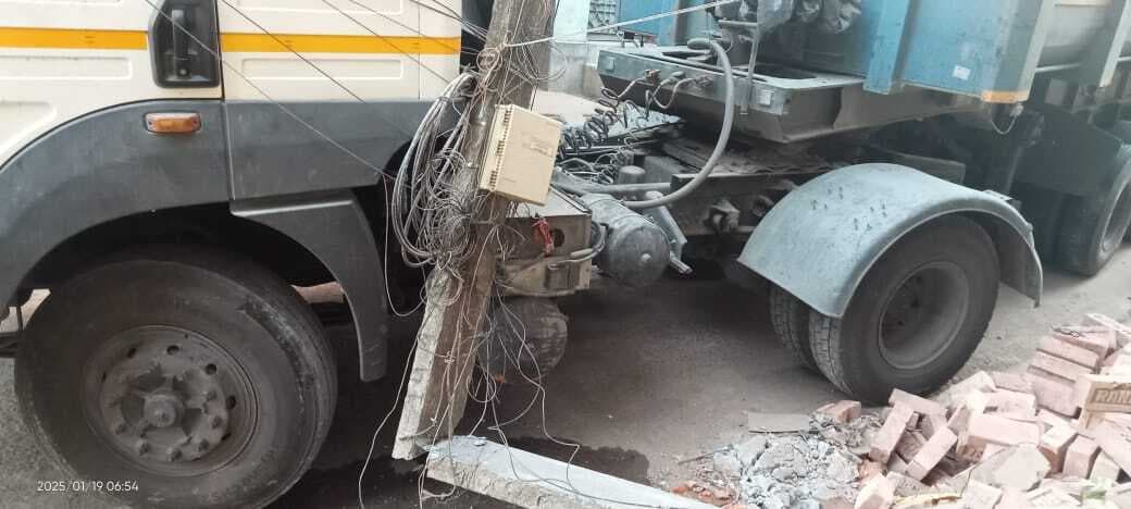 हाइवा के धक्के से बिजली पोल क्षतिग्रस्त, बिजली हुई बाधित