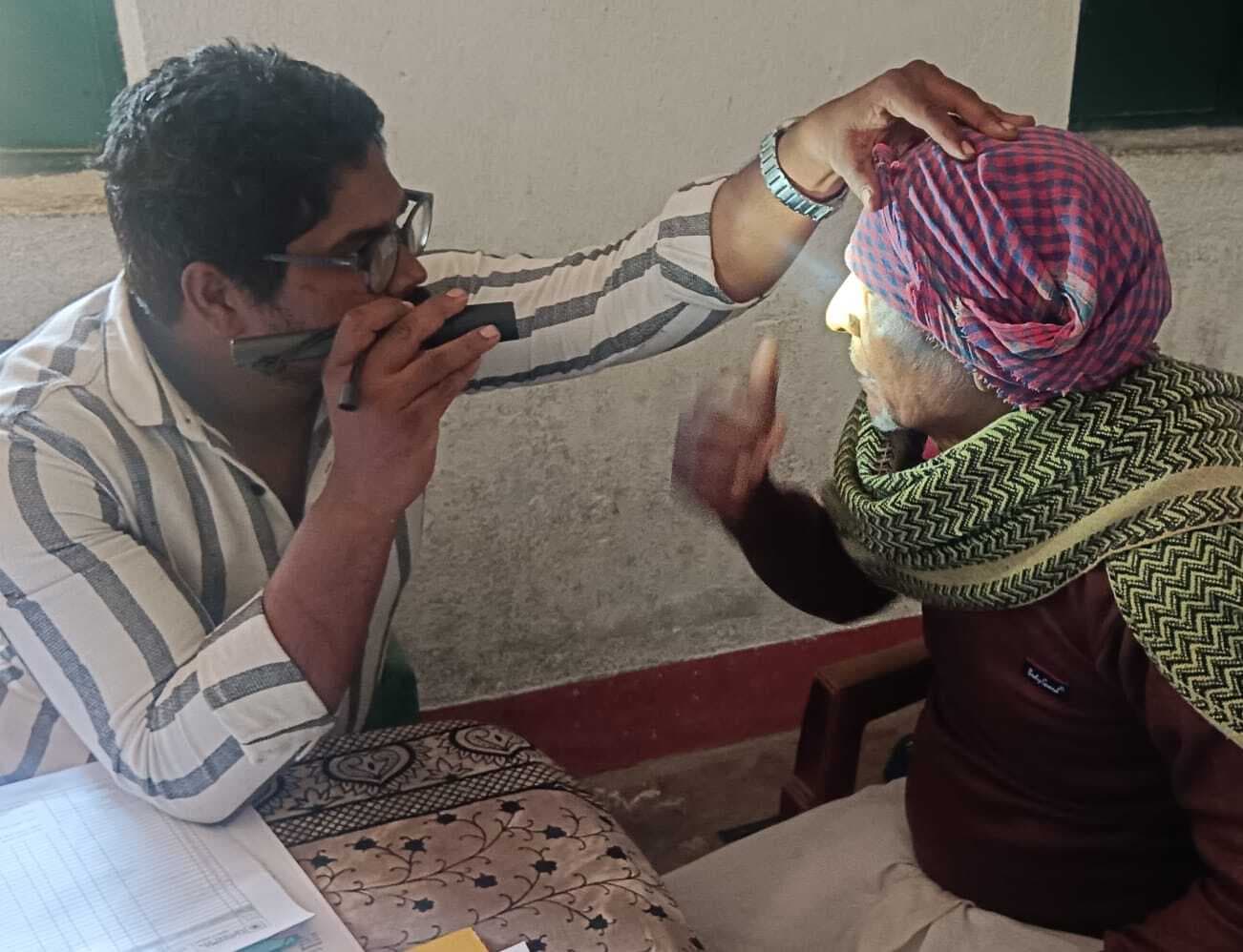 Jamshedpur news. चलियामा मध्य विद्यालय में आयोजित शिविर में 110 लोगों के आंखों की हुई जांच