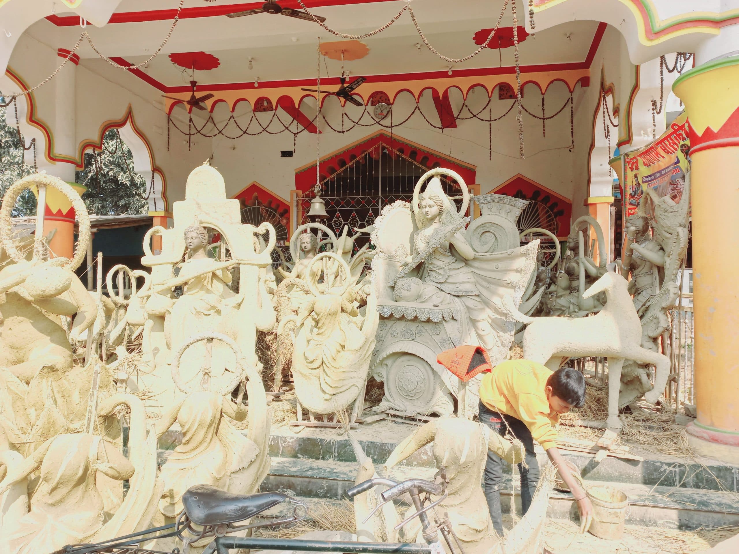 सरस्वती पूजा को लेकर तैयारी शुरू, बनायी जा रही प्रतिमा