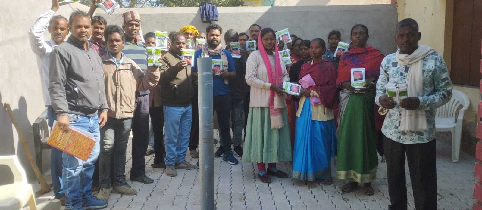 लपरा में 105 किसानों के बीच निःशुल्क बीज का वितरण