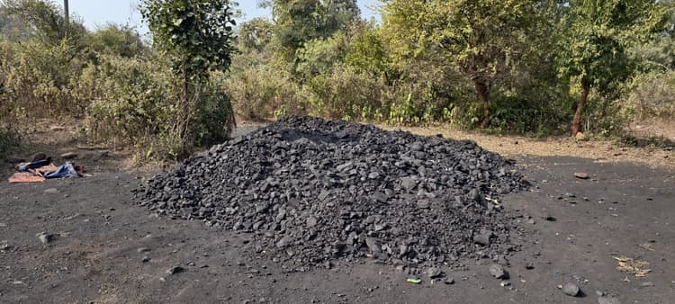 कोयले के अवैध भंडारण पर पुलिस की बड़ी कार्रवाई