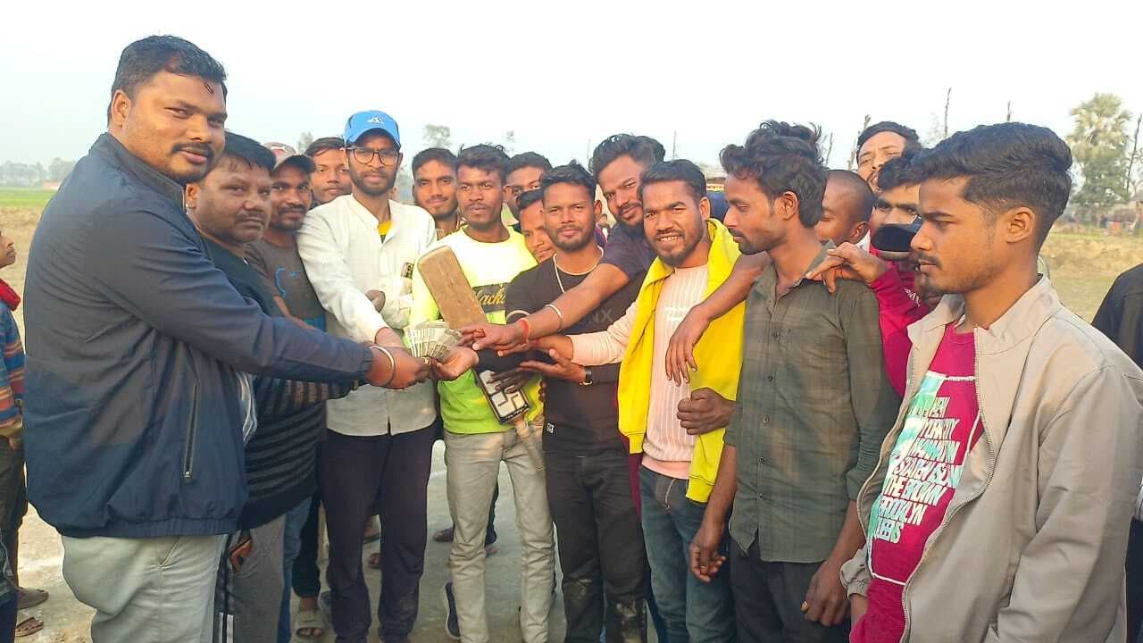 लांग पिच क्रिकेट टूर्नामेंट के फाइनल में नयाटोला ने शील्ड पर जमाया कब्जा