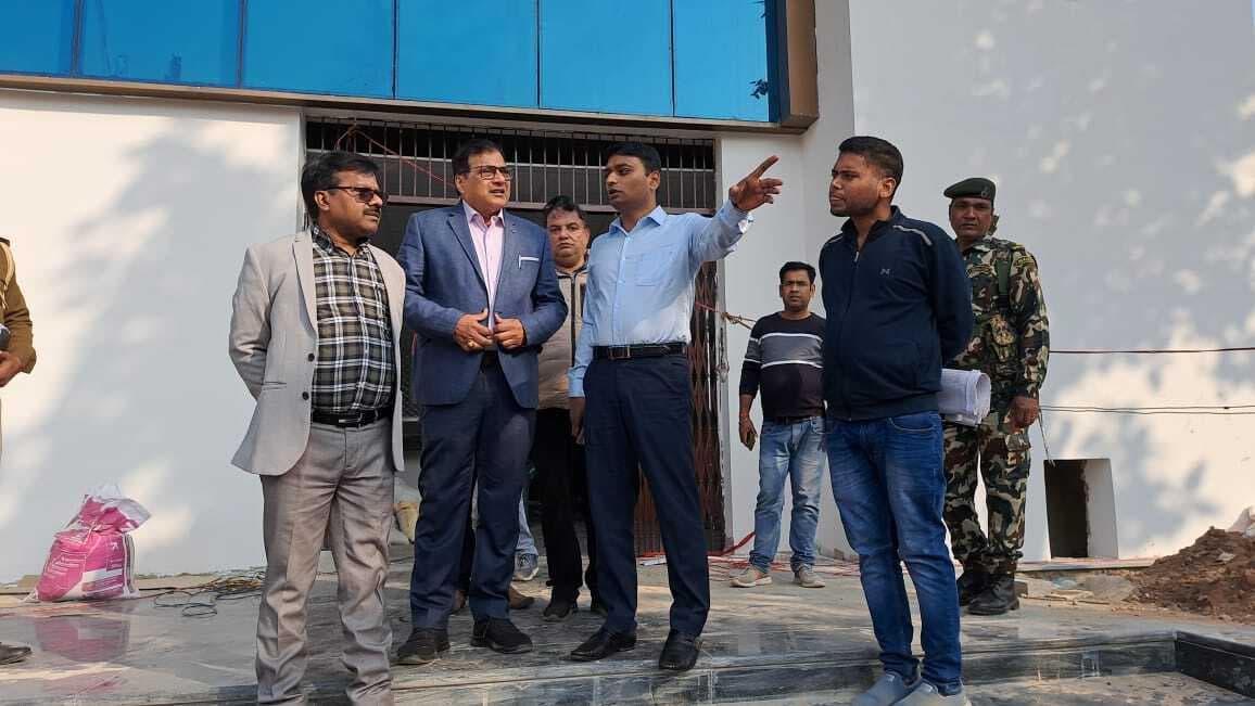 मुख्यमंत्री के संभावित यात्रा के पूर्व डीएम ने निर्माणाधीन मॉडल अस्पताल का लिया जायजा