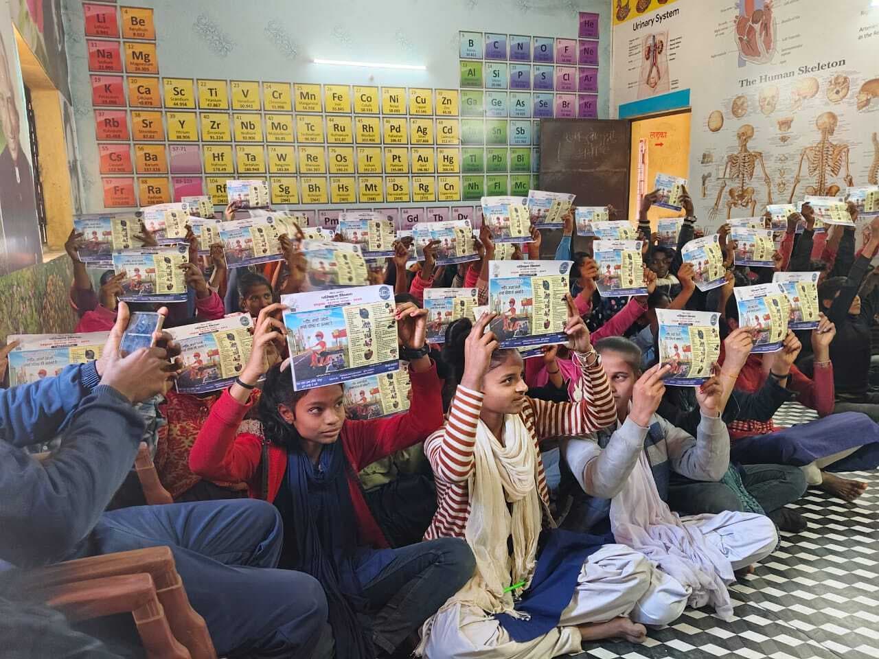 छात्र-छात्राओं को सड़क सुरक्षा व यातायात नियमों की दी गयी जानकारी