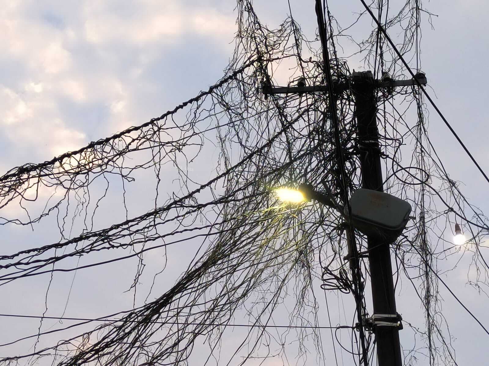 बिजली पोल व तार का जंंजाल, दुर्घटना को दे रहा दावत