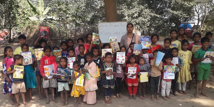 Jamshedpur news. गदरा में ‘स्कूल अंडर ट्री’ अभियान का शुभारंभ