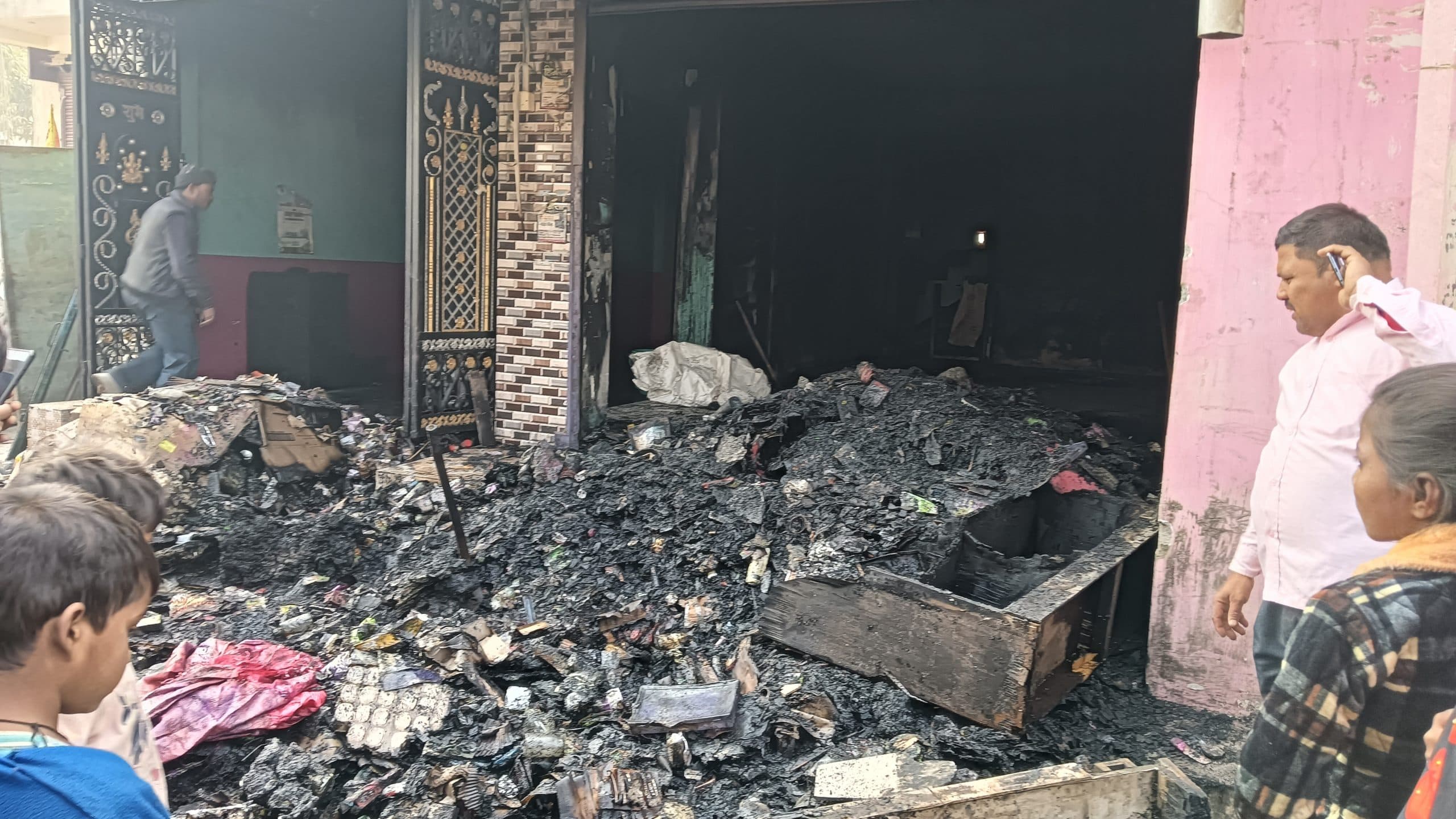 इलेक्ट्रॉनिक्स दुकान में लगी आग