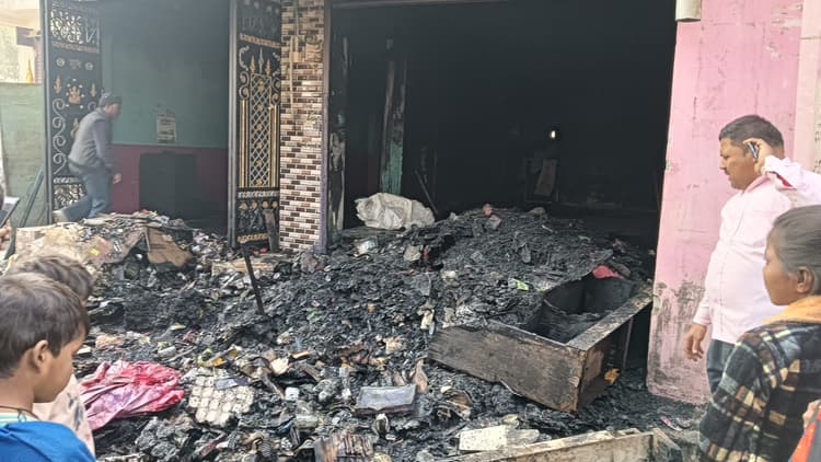 इलेक्ट्रॉनिक्स दुकान में लगी आग