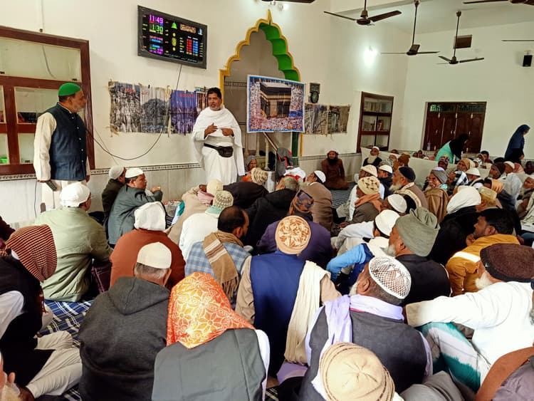 सालमारी में हज यात्रियों को दी गई यात्रा की जानकारियां