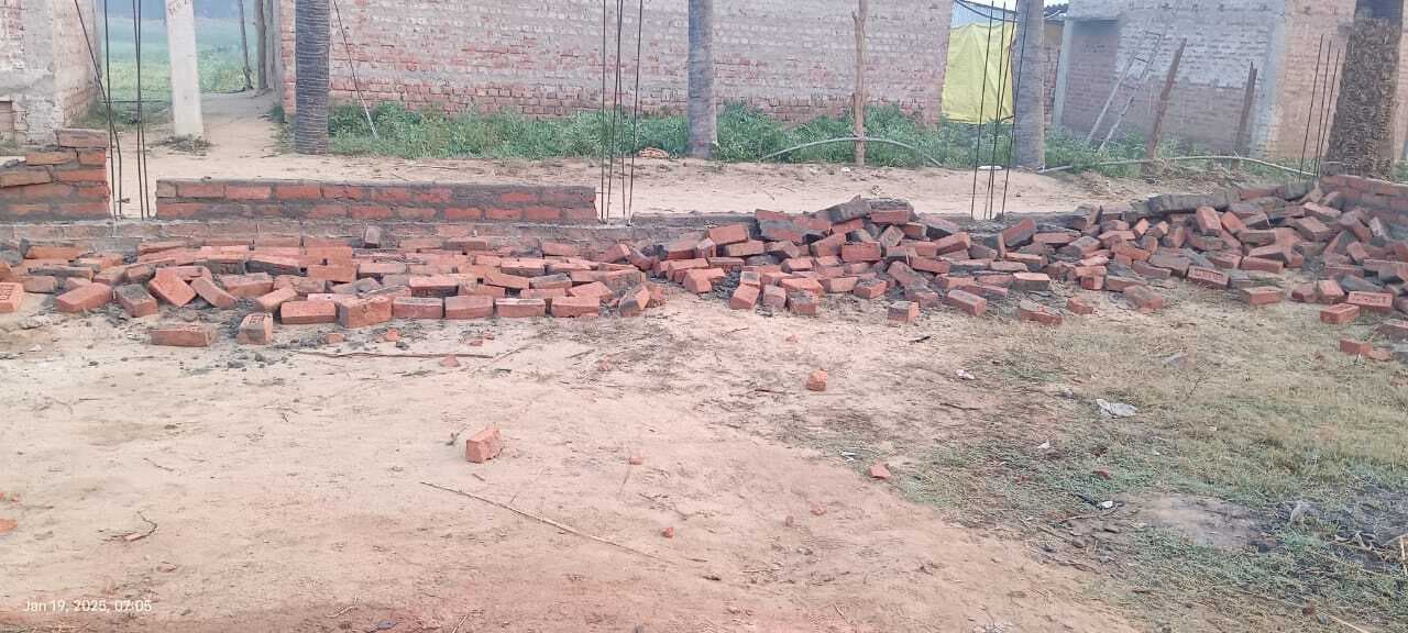 Gaya News : मध्य विद्यालय शाहपुर की चहारदीवारी को असामाजिक तत्वों ने किया क्षतिग्रस्त