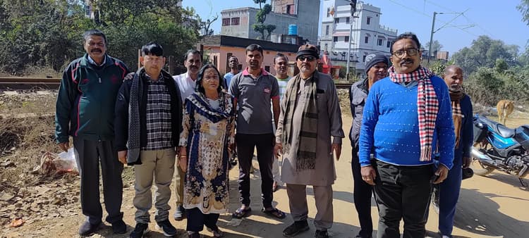 Deoghar News : हिरणावासियों को आवागमन में समस्या, रेल अंडरपास बनाने की मांग