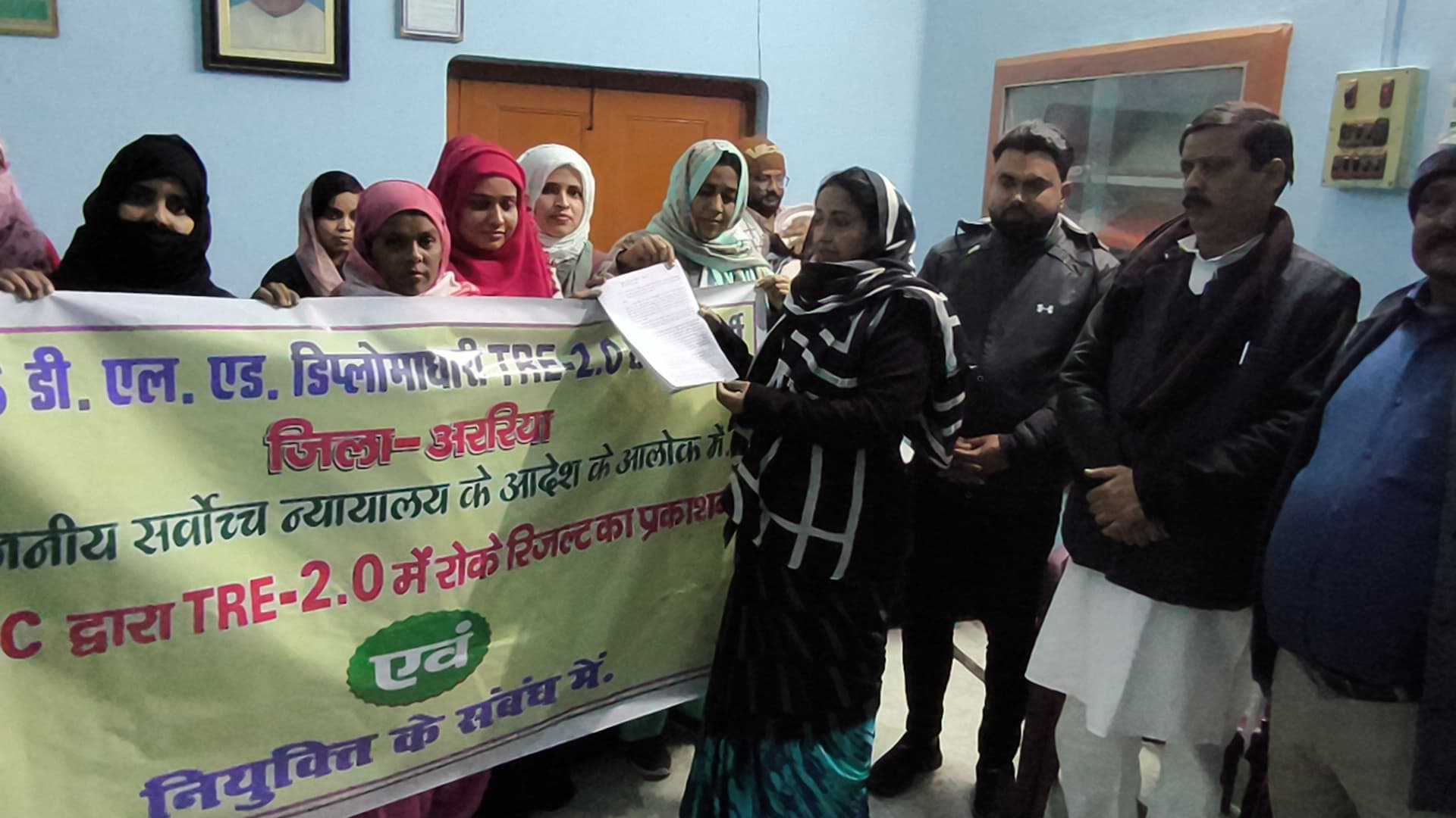 अप्रकाशित रिजल्ट व नियुक्ति को लेकर सौंपा ज्ञापन