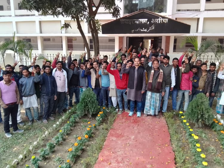 ट्रैक्टर मालिक व किसानों हो रही समस्याओं से डीएम को कराया अवगत