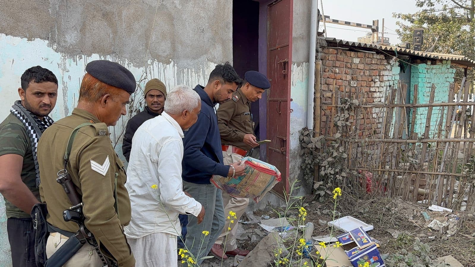 एक ही रात तीन दुकानों में चोरी, थाना से कुछ दूर अंग्रेजी शराब दुकान में भी हुई घटना