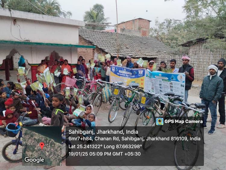 साइकिल चालकों के बीच सड़क सुरक्षा जागरूकता की दी जानकारी