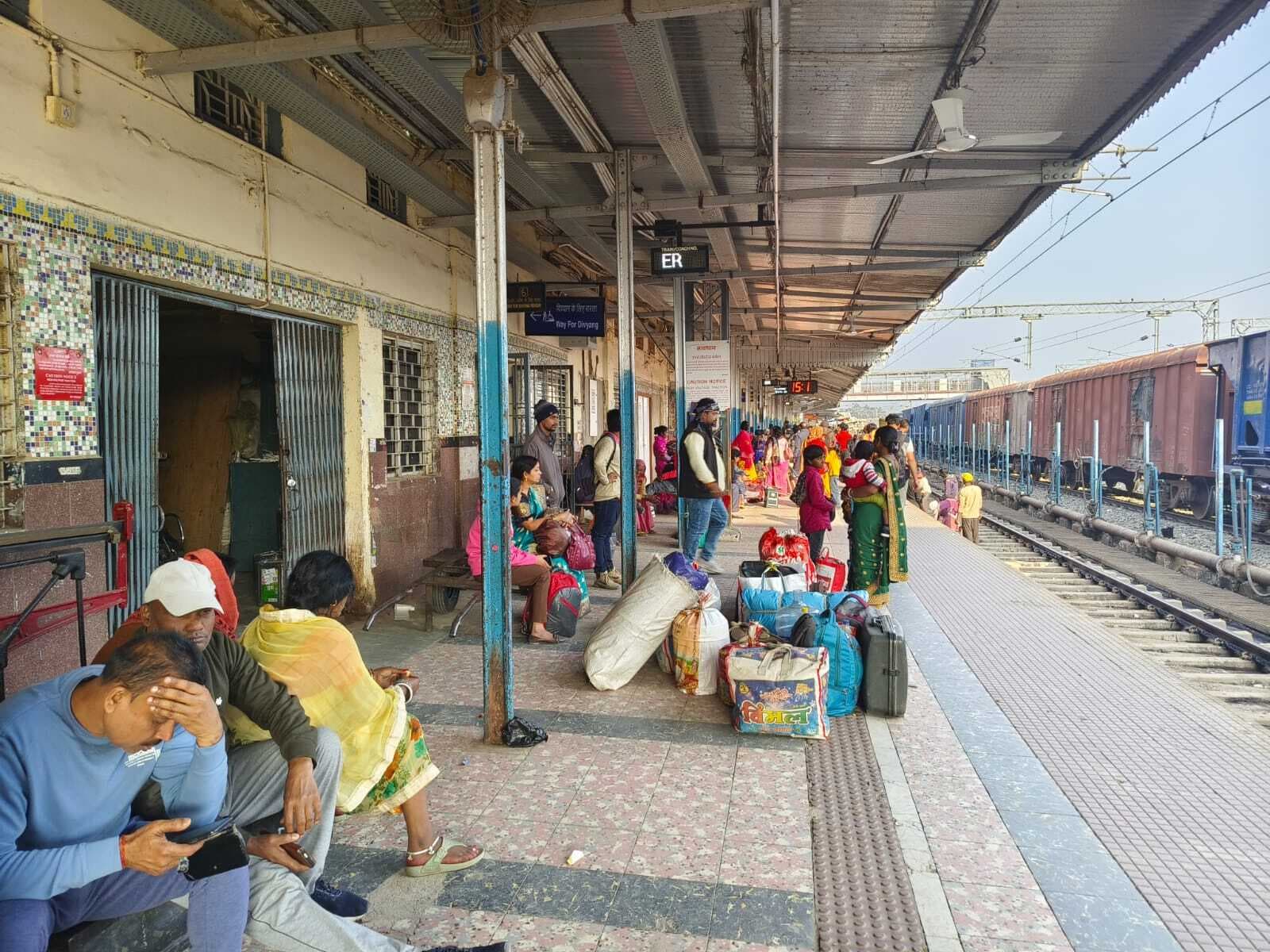 छह घंटे से अधिक रहा रेल ब्लॉक, कई ट्रेनें विलंब से खुली