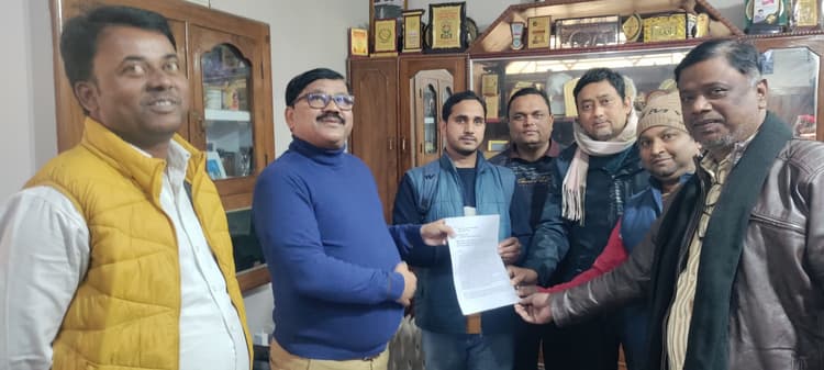 सक्षमता वन में नियुक्ति पत्र में भाषा विसंगति की समस्या को ले शिक्षकों ने जदयू के पूर्व विधायक को सौंपा ज्ञापन