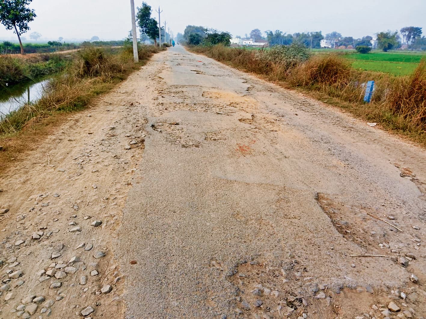 Buxar News: जमौली उतड़ी पथ पर जगह-जगह बने गड्ढे