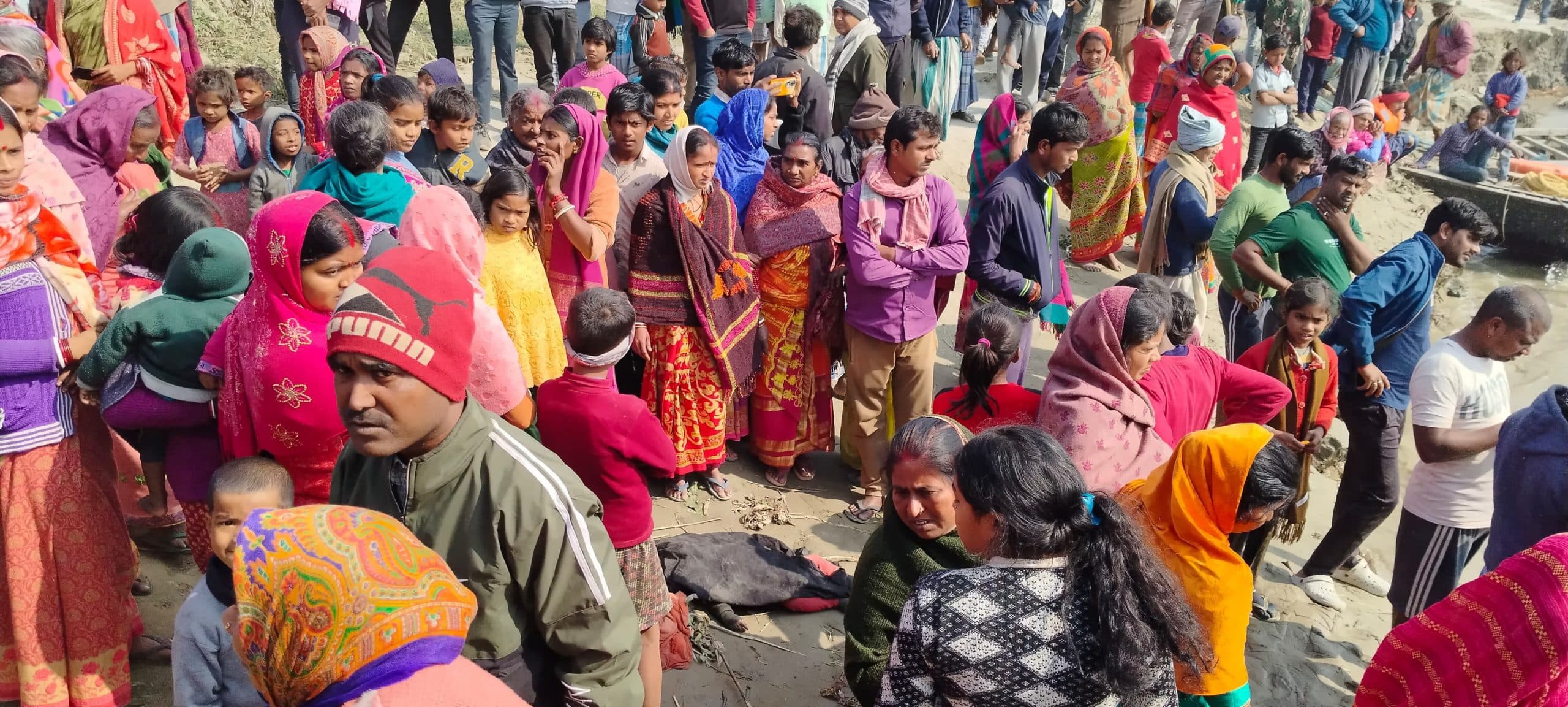 अमदाबाद प्रखंड के मेघु टोला गंगा घाट पर हुई नाव दुर्घटना में डेढ़ वर्षीय बच्चे समेत तीन लोगों की मौत व सात लापता