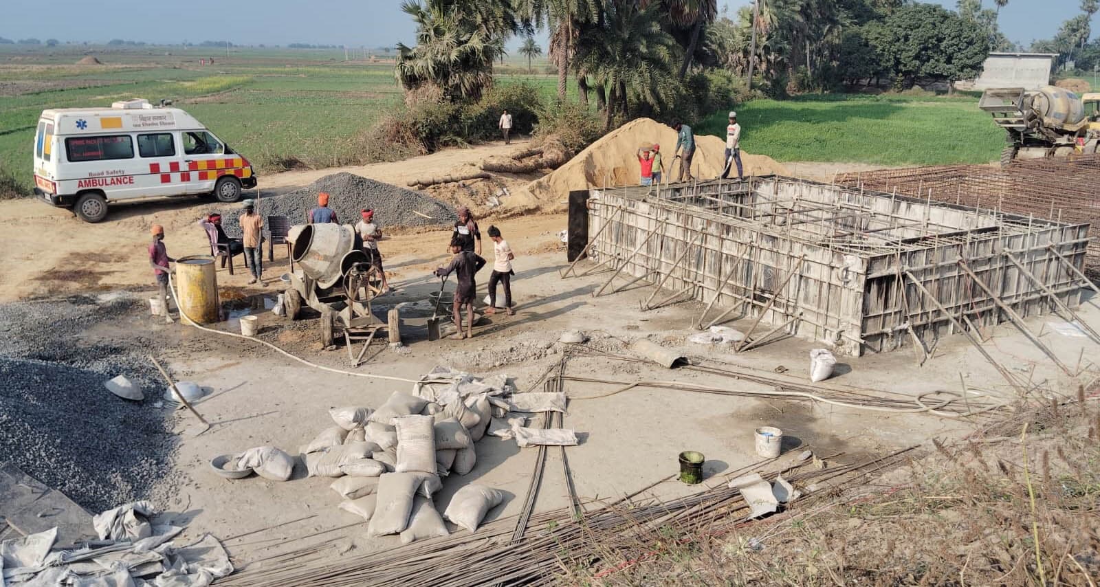 Lakhisarai news : सेल्फ ऑटोमेटिक मशीन के बदले साधारण मशीन से हो रही एलएचएस बॉक्स की ढलाई