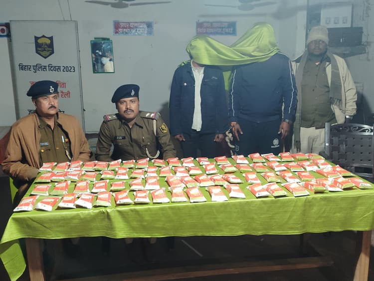 13 लीटर विदेशी शराब के साथ दो तस्कर गिरफ्तार