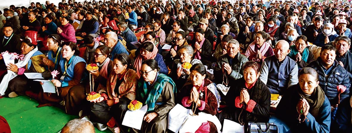 Gaya News : विश्व शांति के लिए अर्पित किए एक लाख फूल व पानी की कटोरी