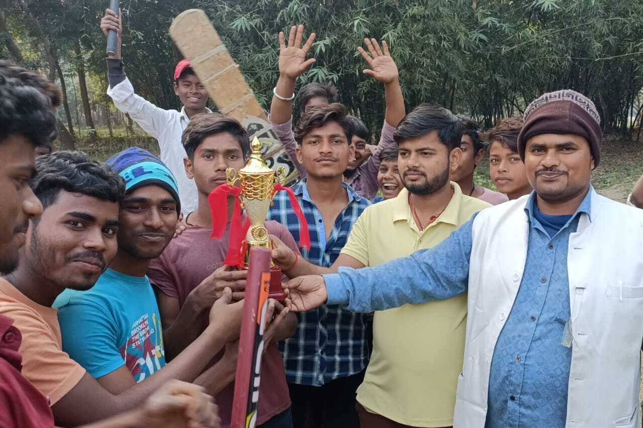 क्रिकेट टूर्नामेंट के फाइनल मैच में बेलदौर टीम ने शील्ड पर जमाया कब्जा