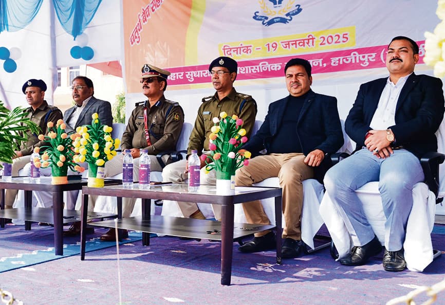 पासिंग आउट परेड में नौ सहायक अधीक्षक व 107 कक्षपालों को दिया गया बैज