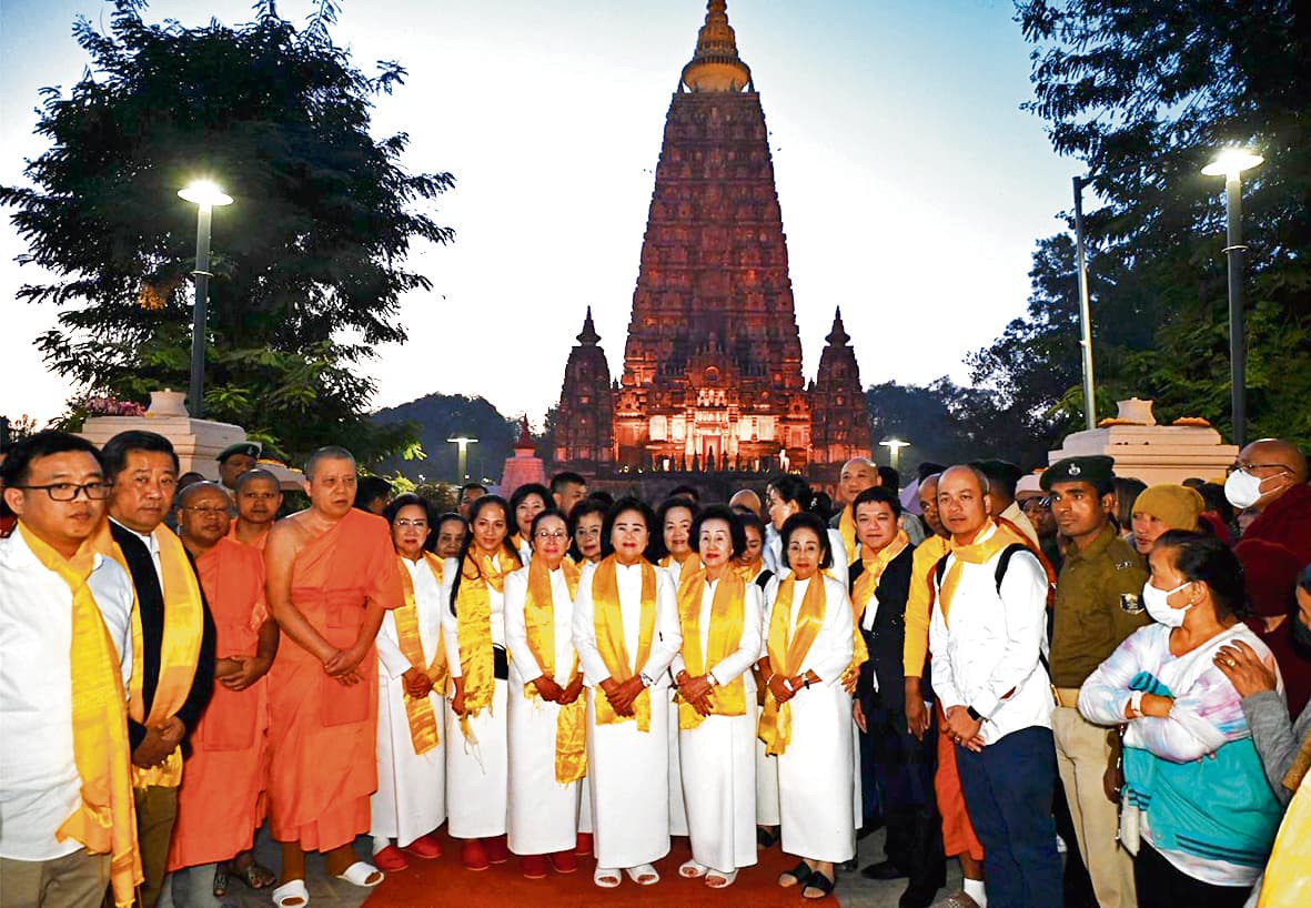 Gaya News : कंबोडिया के राष्ट्रपति की पत्नी ने की महाबोधि मंदिर में पूजा-अर्चना