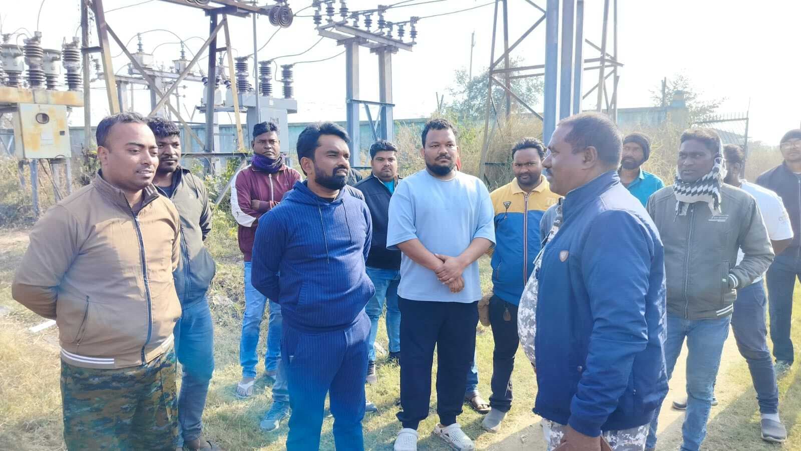 East Singhbhum news : बिजली कर्मियों को हथियार के बल पर बंधक बना 15 लाख के कॉपर कोयल की लूट