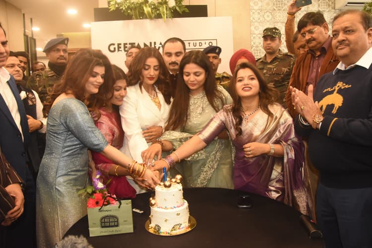 Dhanbad News : धनबाद में खुला गीतांजलि स्टूडियो का पहला आउटलेट, भोजपुरी फिल्म की अभिनेत्री अक्षरा सिंह ने किया उद्घाटन