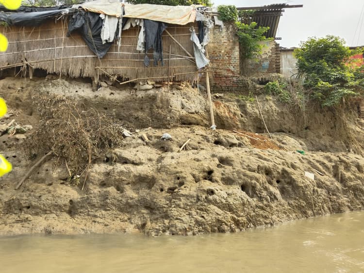 Bhagalpur news गंगा के कटाव से कागजी टोला के दर्जनों घरों पर संकट