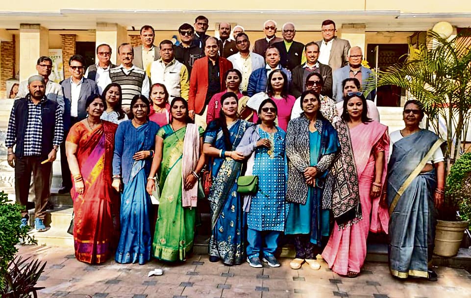 Dhanbad News : पूर्व छात्रों ने विद्यालय में बिताये अनमोल पलों को किया याद