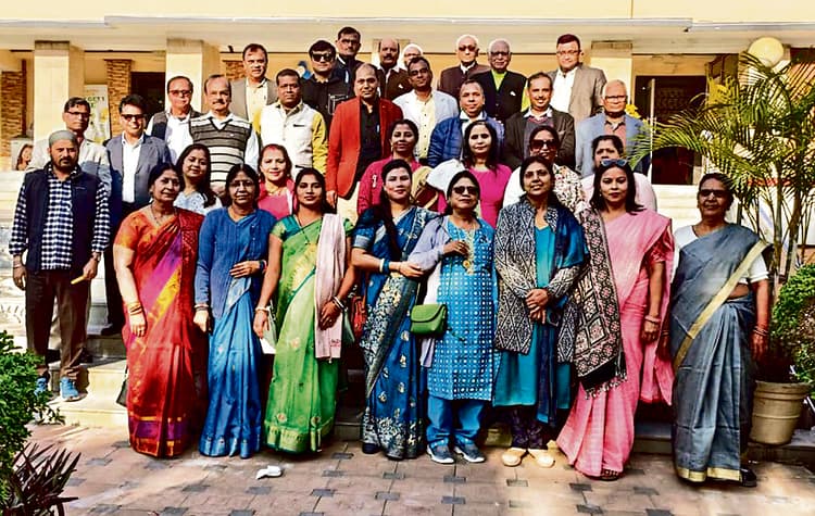 Dhanbad News : पूर्व छात्रों ने विद्यालय में बिताये अनमोल पलों को किया याद