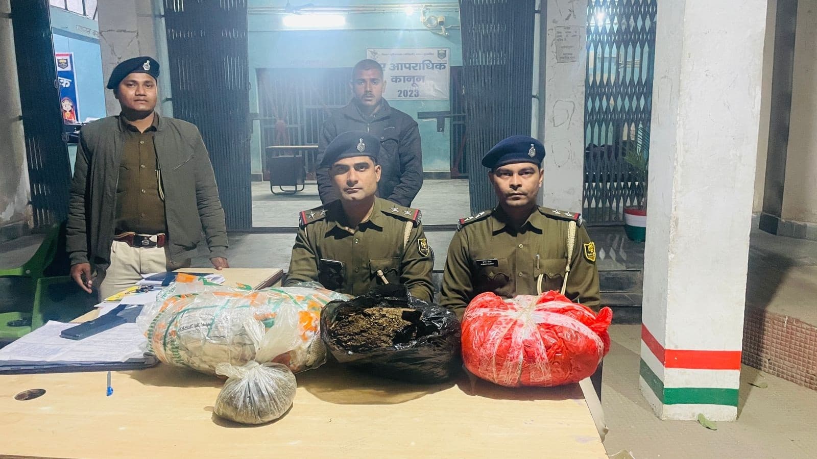 30 लाख का गांजा व 24 हजार कैश बरामद, दो तस्कर गिरफ्तार