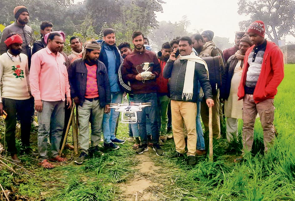 Gopalganj News  : वन विभाग के अधिकारियों ने चलाया सर्च ऑपरेशन, ड्रोन कैमरे से की गयी आदमखोर जानवर की तलाश