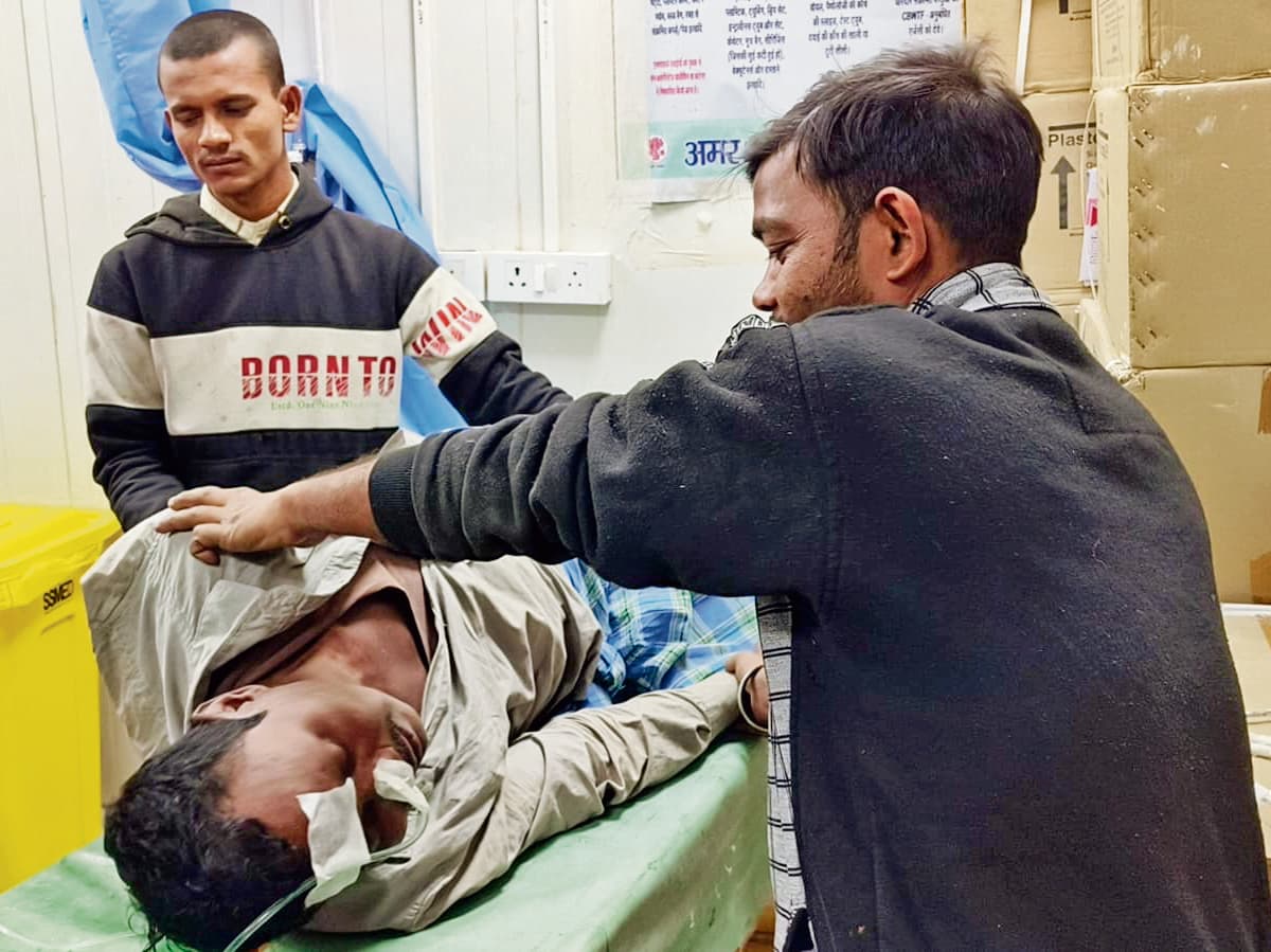 अलग-अलग जगहों पर जहर खाने से तीन लोग बीमार, महिला रेफर