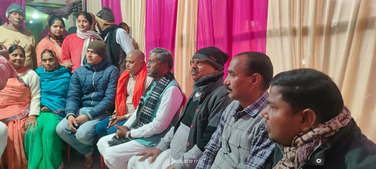 Giridih News :बाबूलाल मरांडी ने किया कई गांवों का दौरा, सुनीं समस्याएं