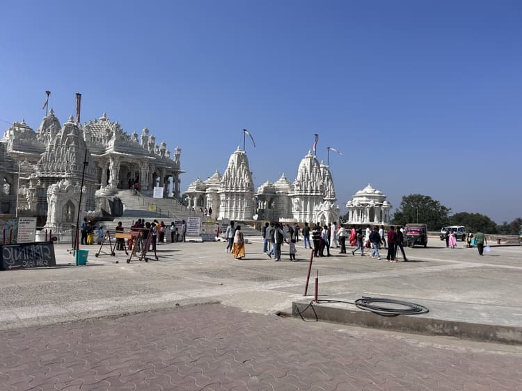 Giridih News :मधुबन में उमड़ रही है सैलानियों की भीड़