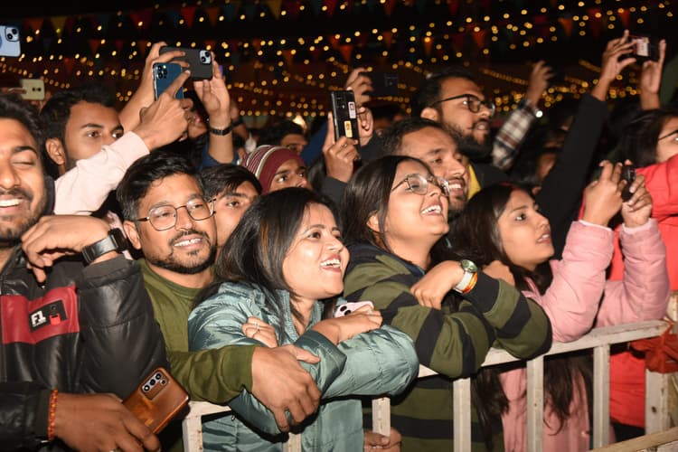 एक्सएलआरआइ के मैक्सी फेयर में सोनू निगम ने अपनी गायकी से दर्शकों को झुमाया