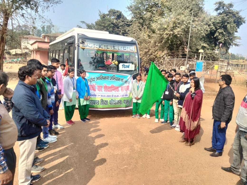 जिला से 100 छात्र शैक्षणिक भ्रमण पर गये वाराणसी