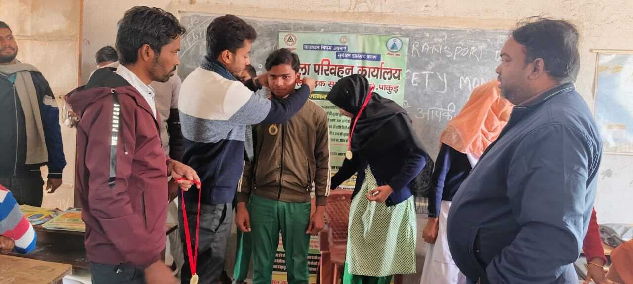 छात्र-छात्राओं को सड़क सुरक्षा के प्रति किया गया जागरूक