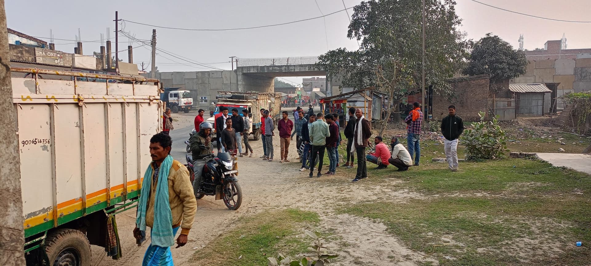 तीन पिकअप वैन पर लदे दर्जनों मवेशी सहित तस्कर को पकड़ किया पुलिस के हवाले