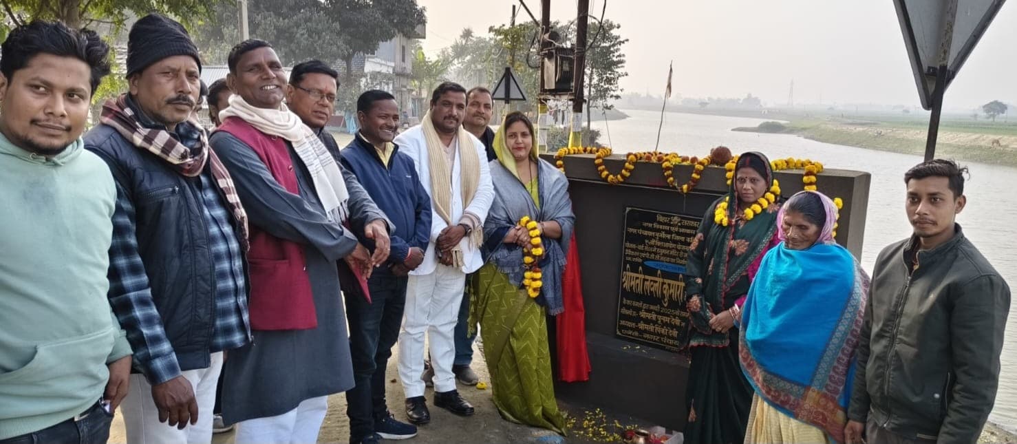 मुख्य पार्षद ने रामपुर यादव टोला में किया पीसीसी सड़क का उद्घाटन