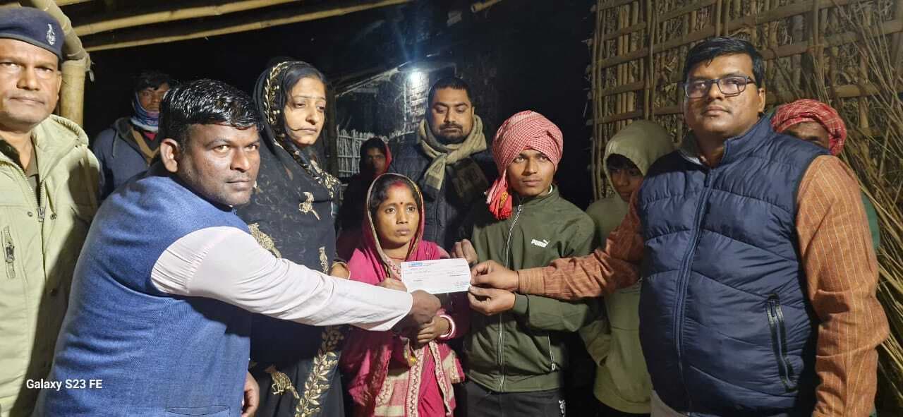 नाव हादसे में जान गंवाने वालों के परिजन को मिला चार लाख का चेक